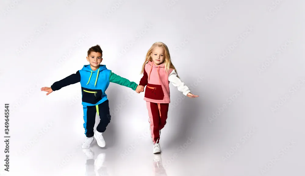 Photo de deux enfants présentant chacun un sweat et un pantalon de la collection Sport par Galet